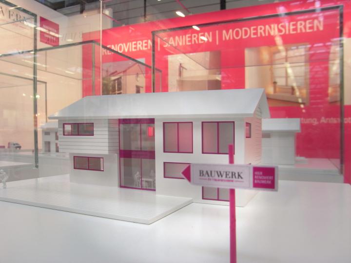 INSZENIERUNG UM ENDVERBRAUCHER ANZUZIEHEN