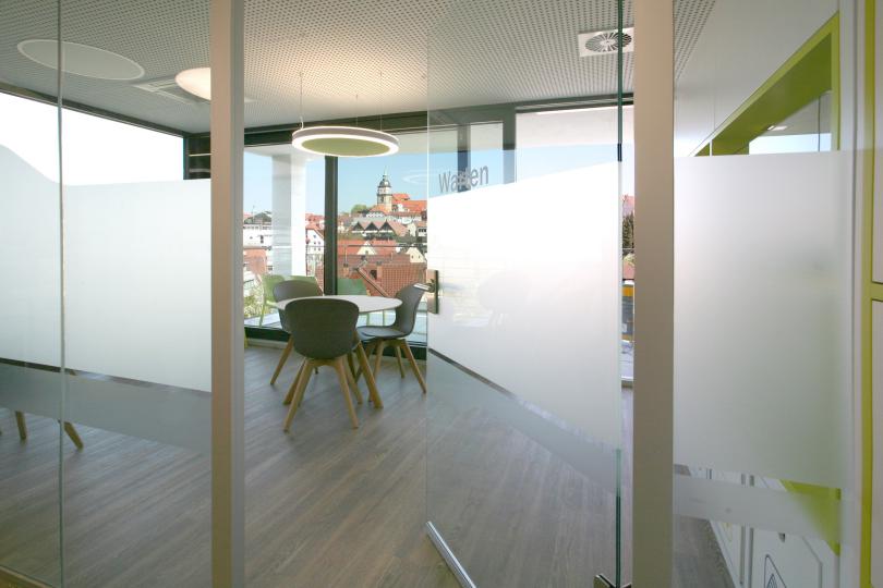 Blick ins Wartezimmer mit Stadtpanorama